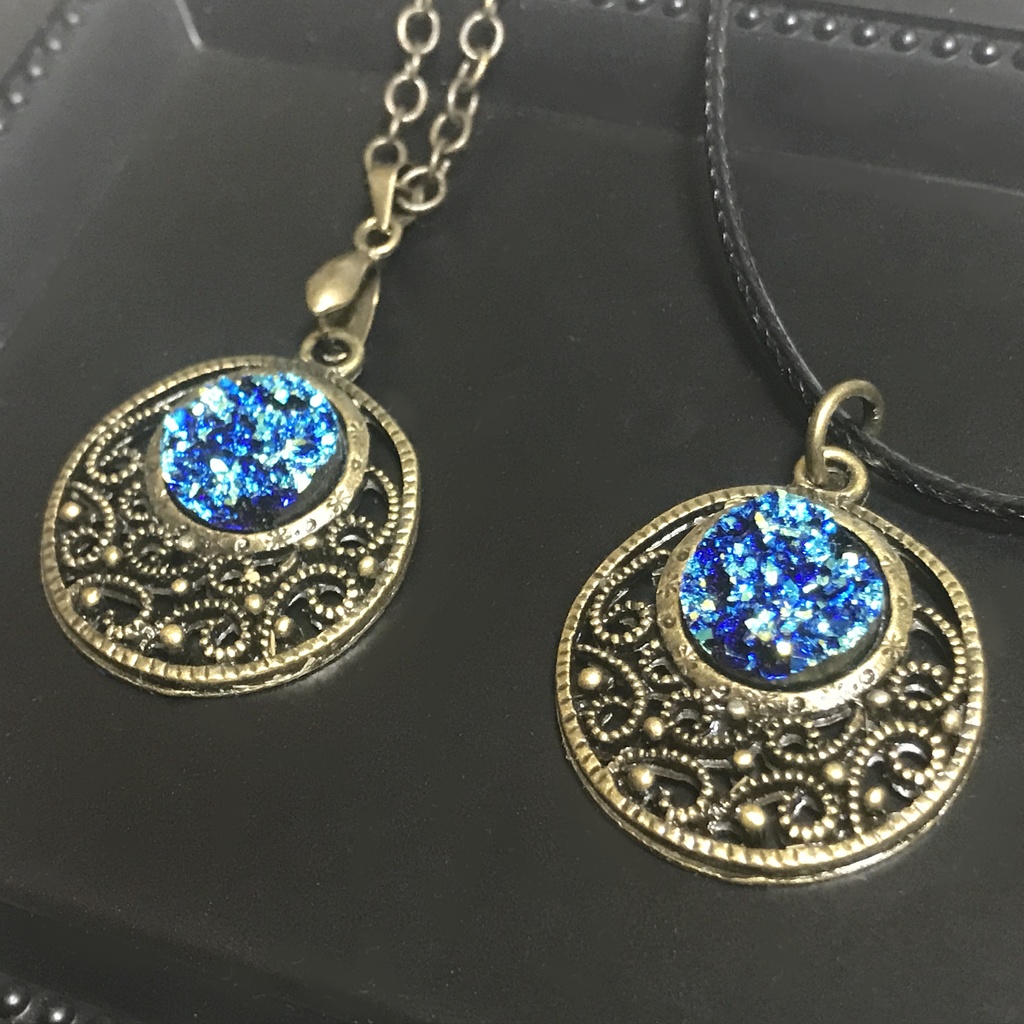 月と蒼の魔法鉱物ネックレス