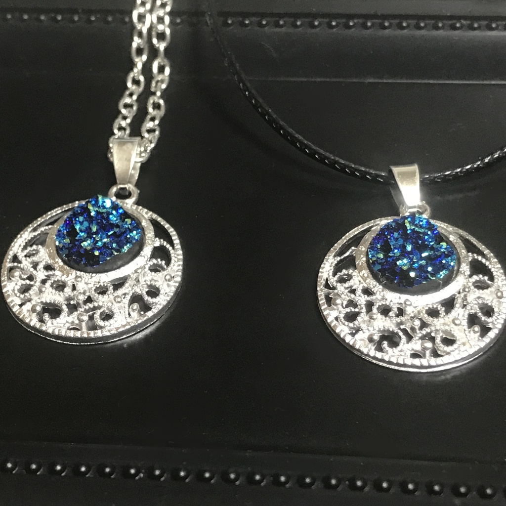 月と蒼の魔法鉱物ネックレス