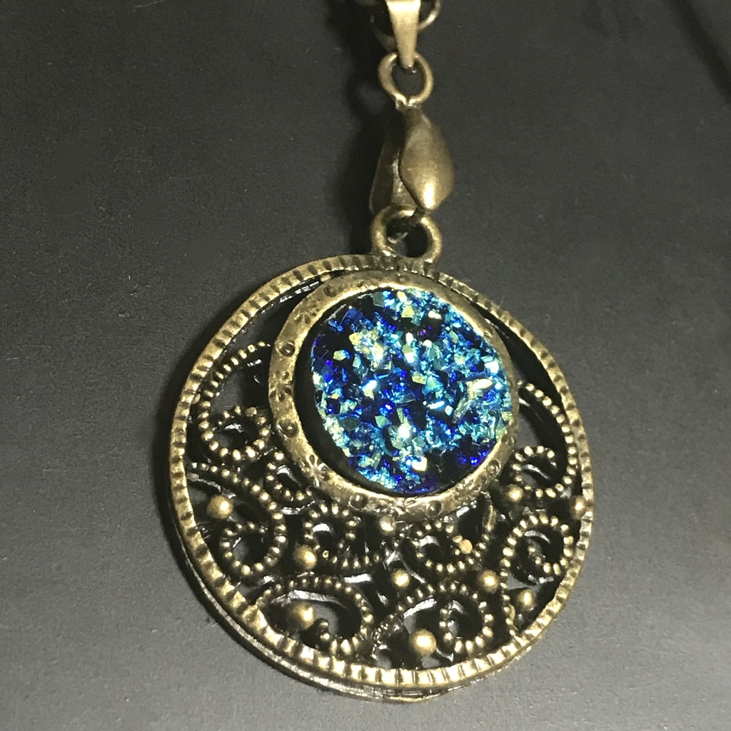 月と蒼の魔法鉱物ネックレス