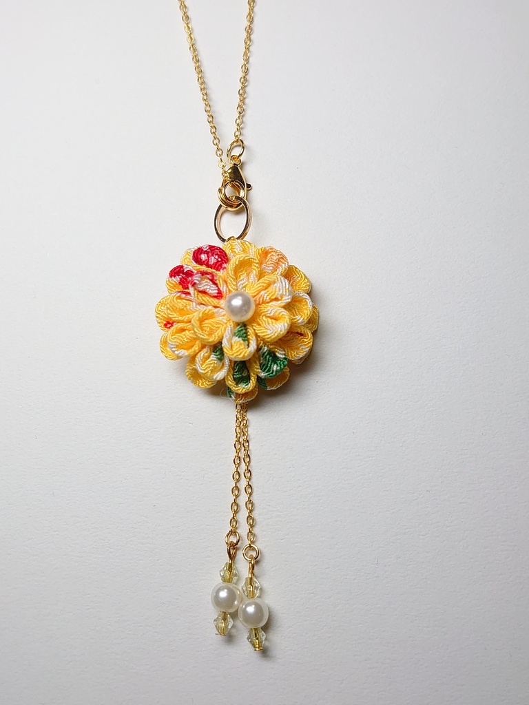 つまみ細工のバックチャーム