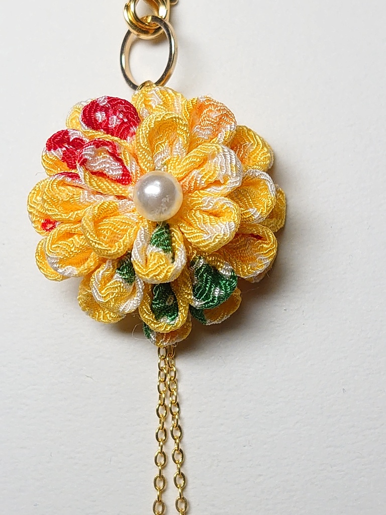 つまみ細工のバックチャーム