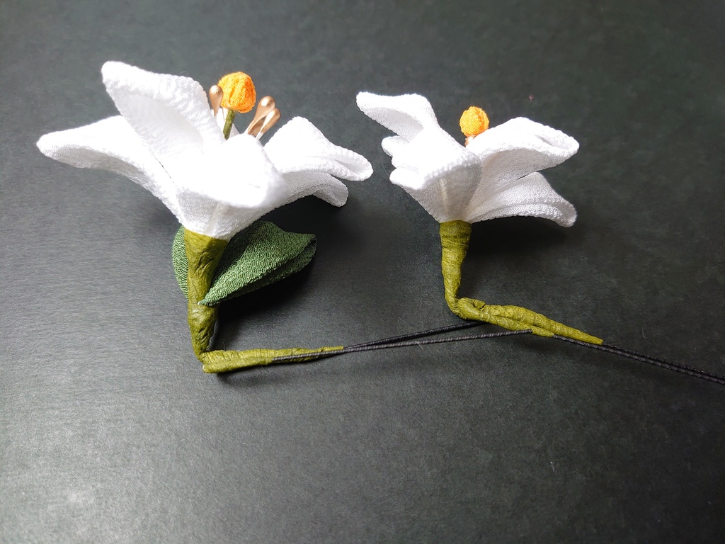 つまみ細工の白百合のコームとUピンのセット