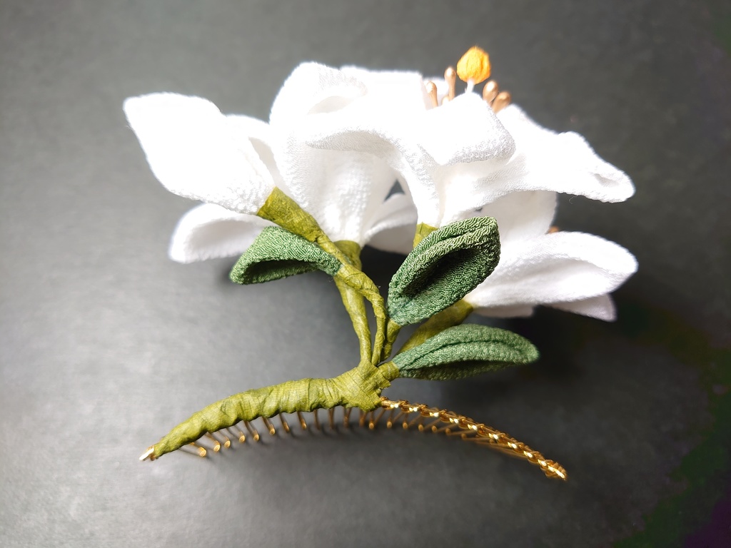 つまみ細工の白百合のコームとUピンのセット