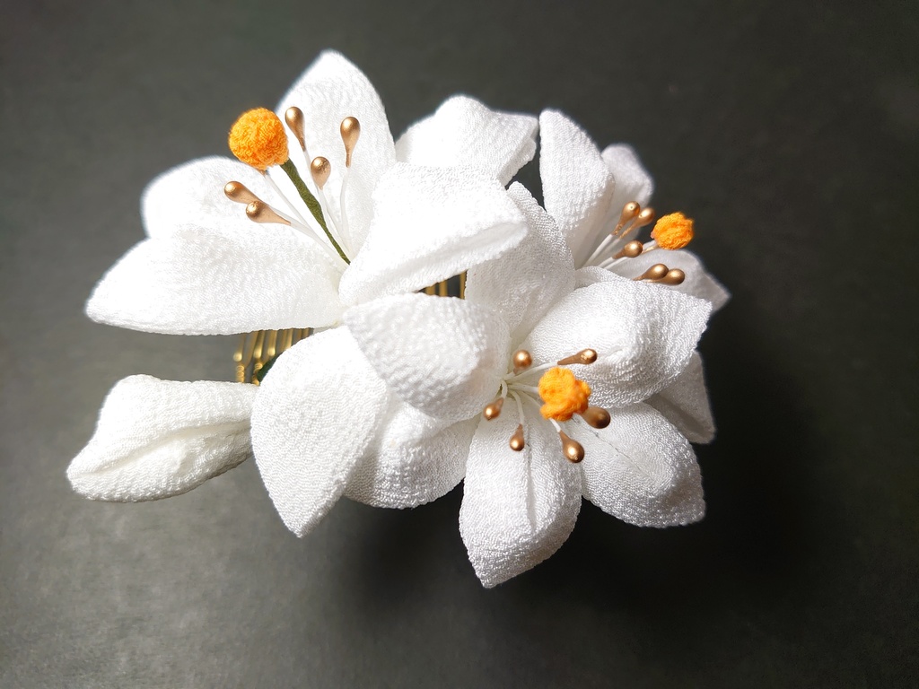 つまみ細工の白百合のコームとUピンのセット