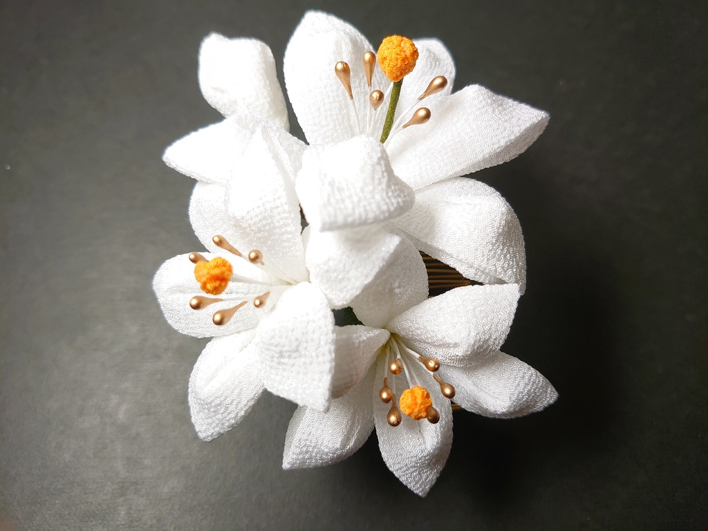 つまみ細工の白百合のコームとUピンのセット