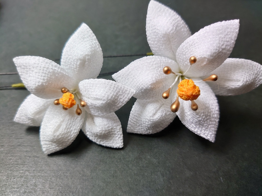 つまみ細工の白百合のコームとUピンのセット