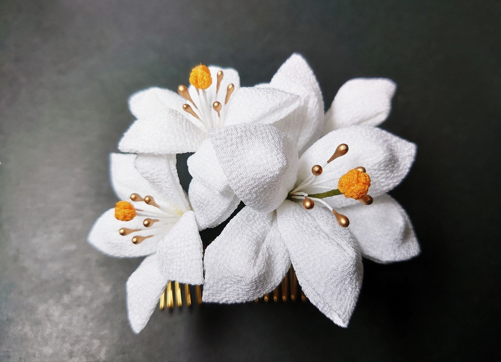 つまみ細工の白百合のコームとUピンのセット
