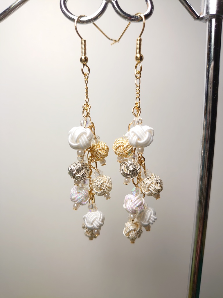 ホワイトイルミネーションイメージ水引の淡路玉の耳飾り(イヤリング・フックピアス・ノンホールピアス)