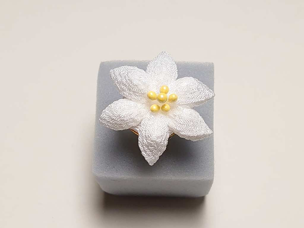 つまみ細工のお花のリング