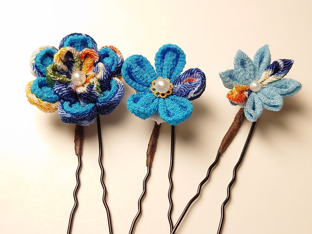 つまみ細工の髪飾りミニコームとUピンのセット(水色系)