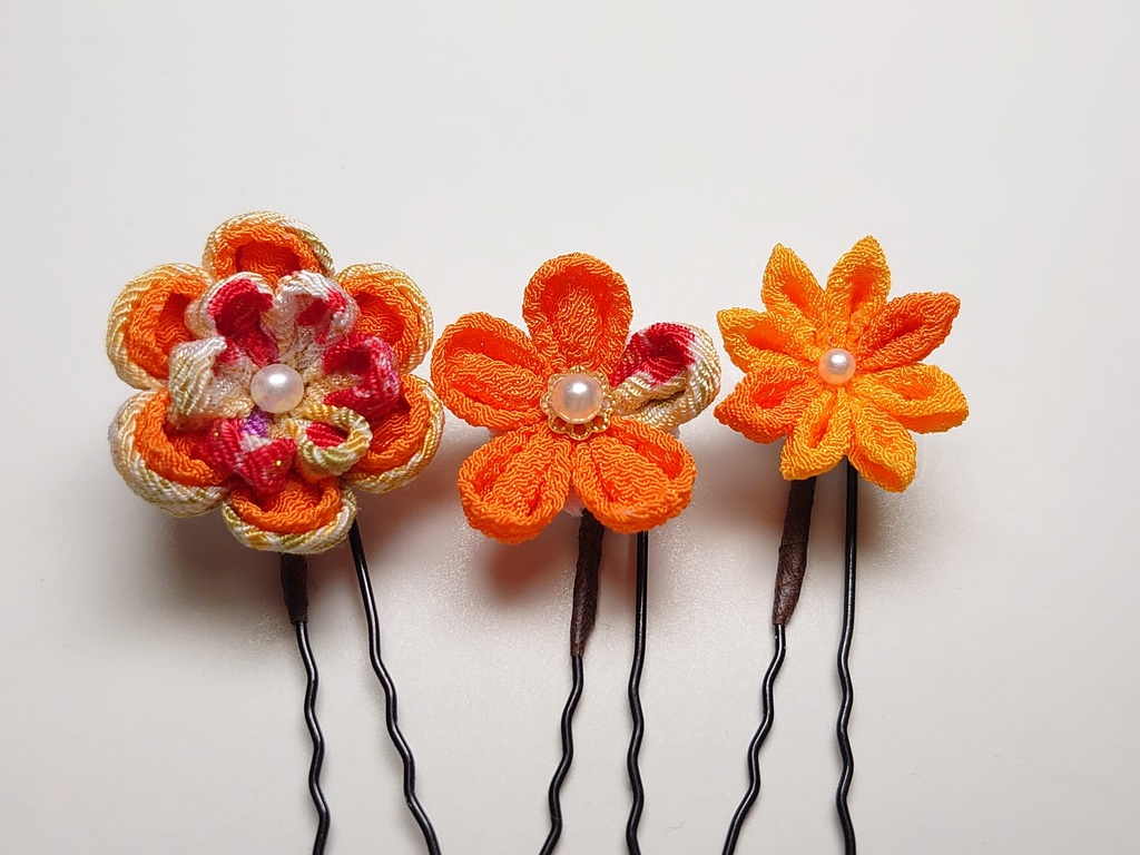 つまみ細工の髪飾りミニコームとUピンのセット(オレンジ系)
