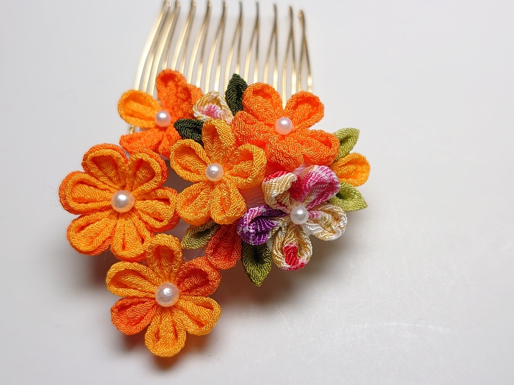 つまみ細工の髪飾りミニコームとUピンのセット(オレンジ系)