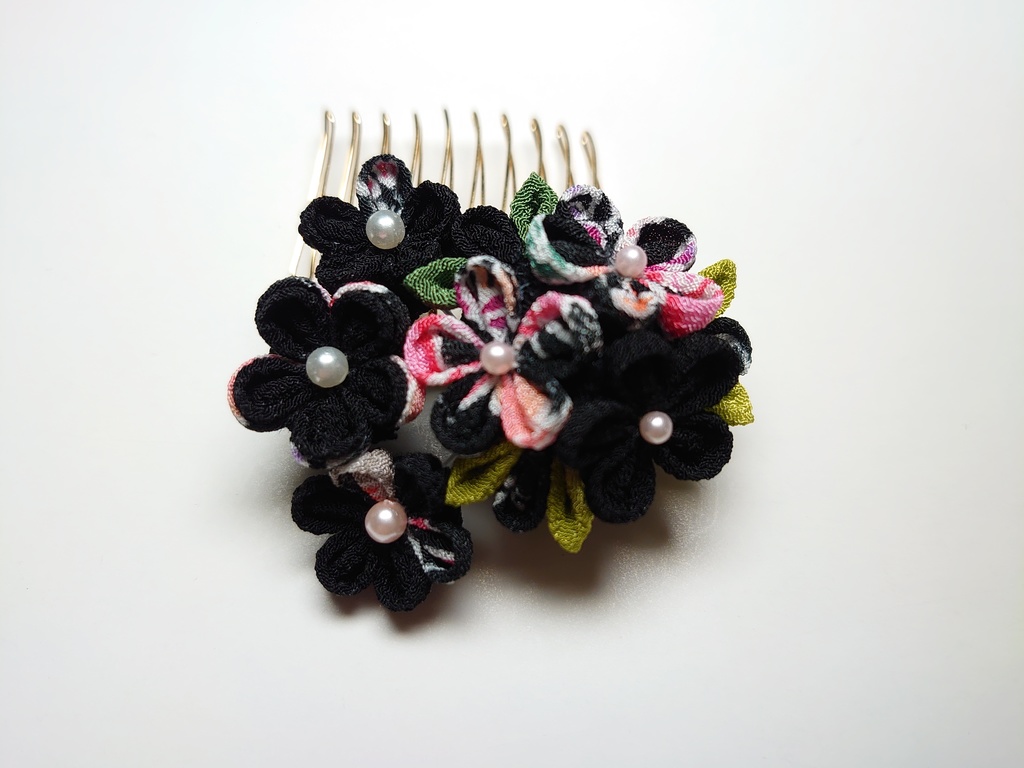 つまみ細工の髪飾りミニコームとUピンのセット(黒系)