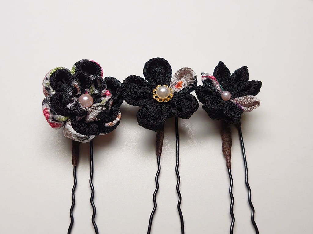 つまみ細工の髪飾りミニコームとUピンのセット(黒系)