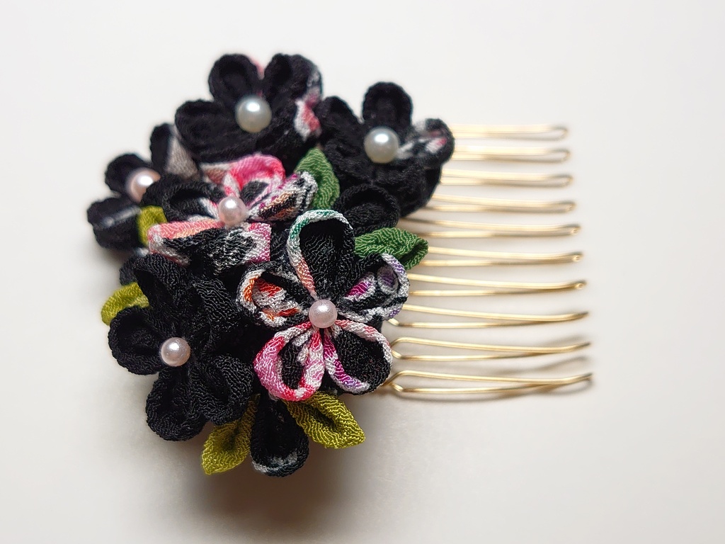 つまみ細工の髪飾りミニコームとUピンのセット(黒系)