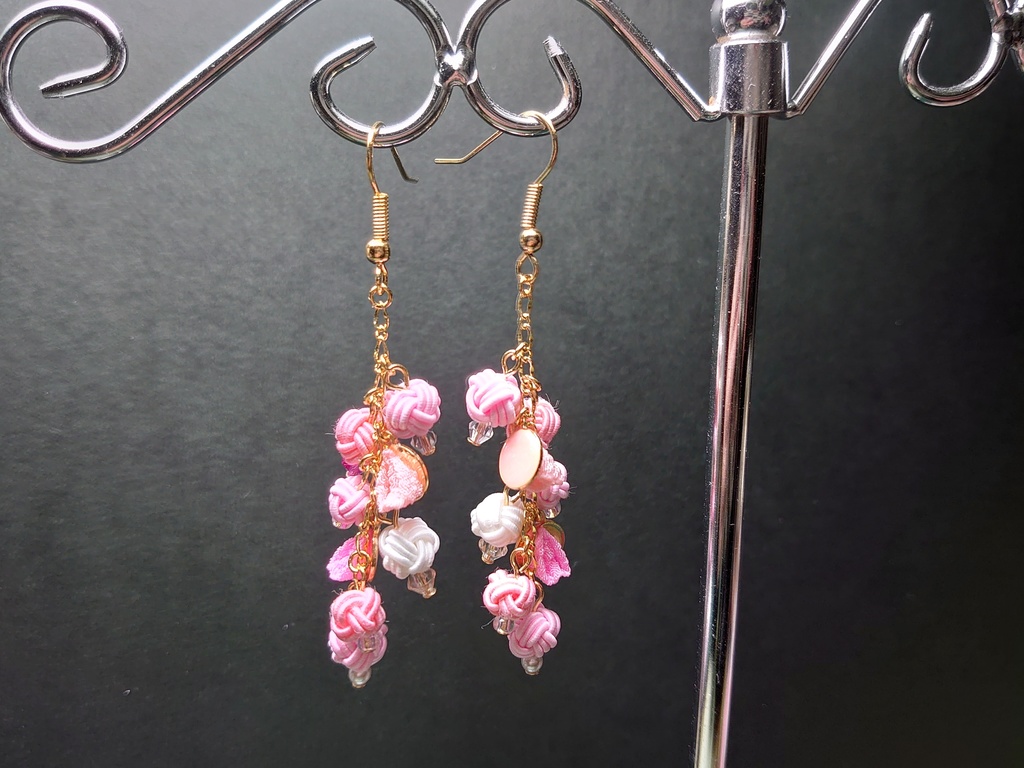 春色ピンクの耳飾り桜の花びらを散りばめて(フックピアス、イヤリング、ノンホールピアス)