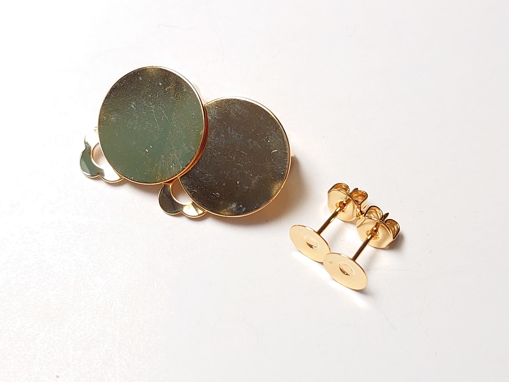 つまみ細工の水色の耳飾り(ピアス、イヤリング)