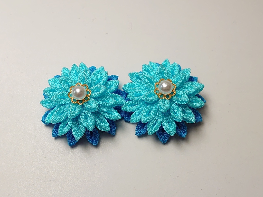 つまみ細工の水色の耳飾り(ピアス、イヤリング)