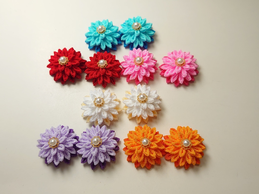 つまみ細工の薄紫の耳飾り(ピアス、イヤリング)