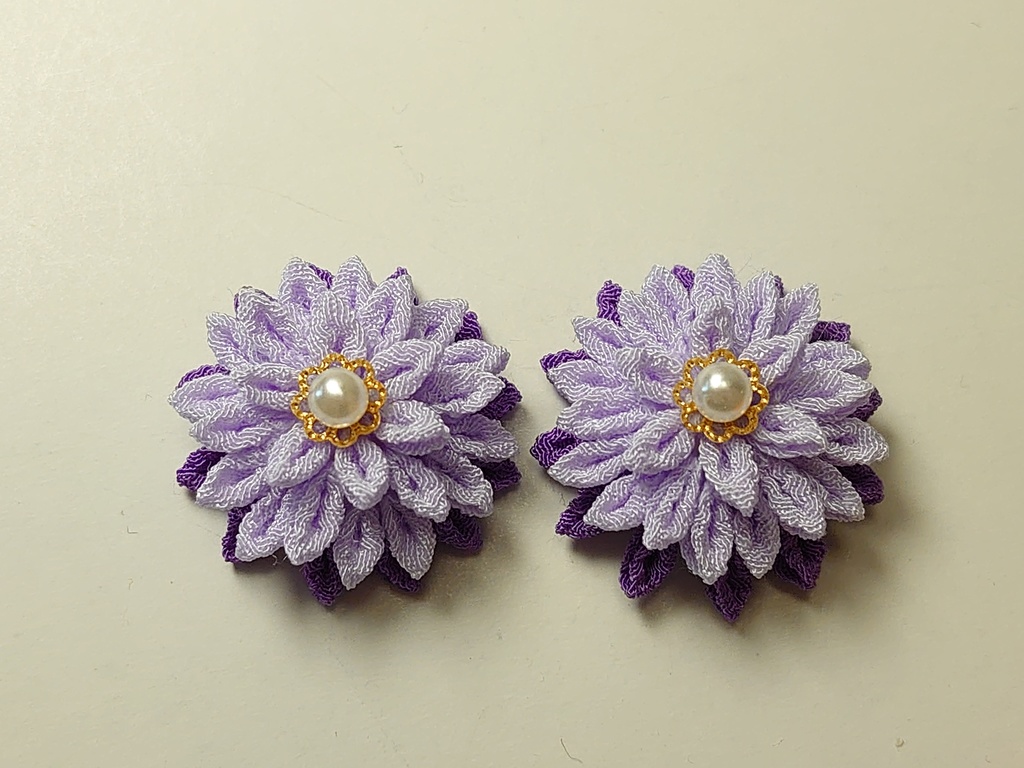 つまみ細工の薄紫の耳飾り(ピアス、イヤリング)