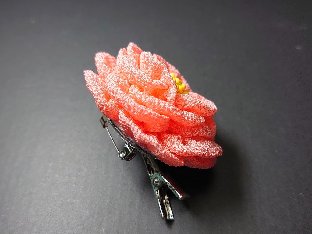 牡丹のコサージュピン(サーモンピンク)