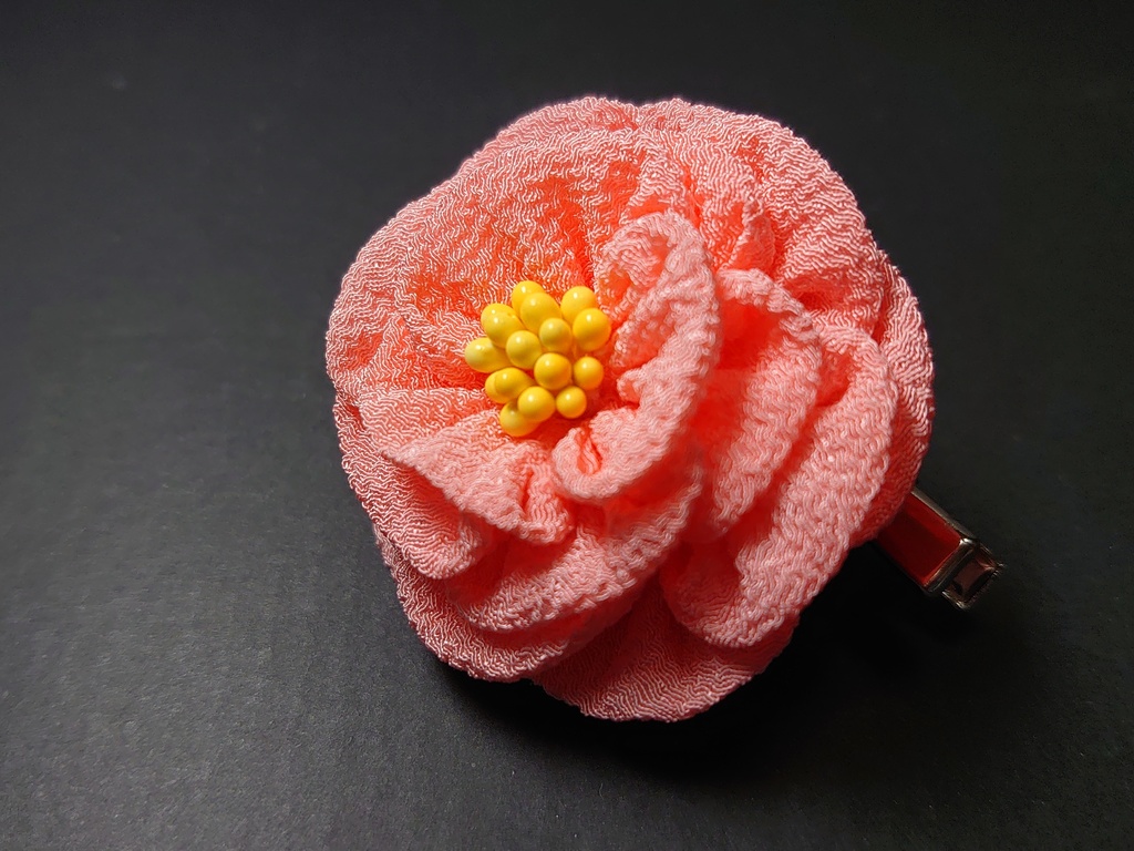 牡丹のコサージュピン(サーモンピンク)