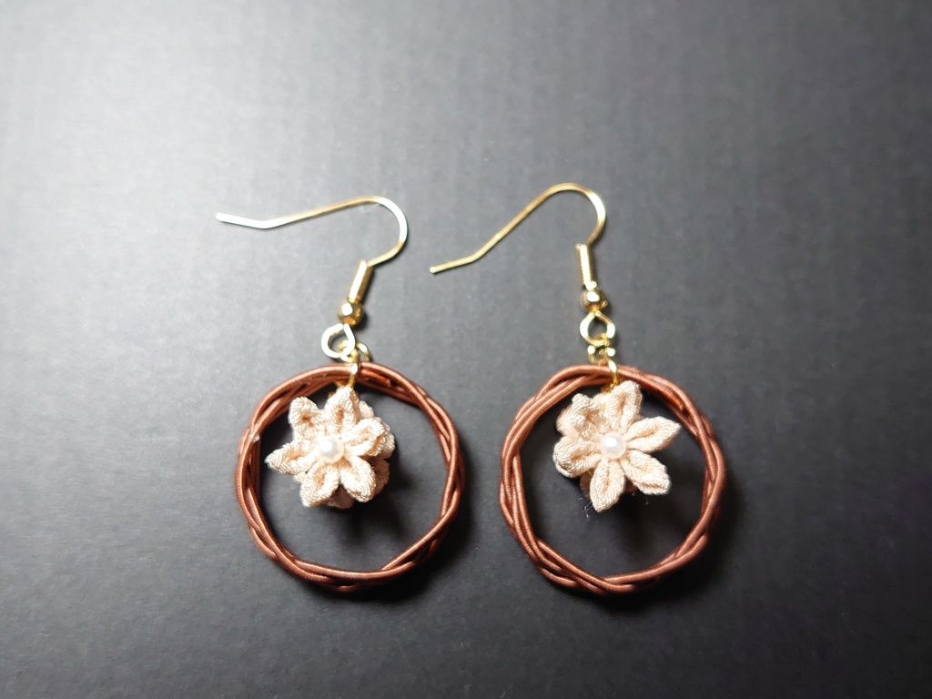 水引のフープとつまみ細工の耳飾り(茶)