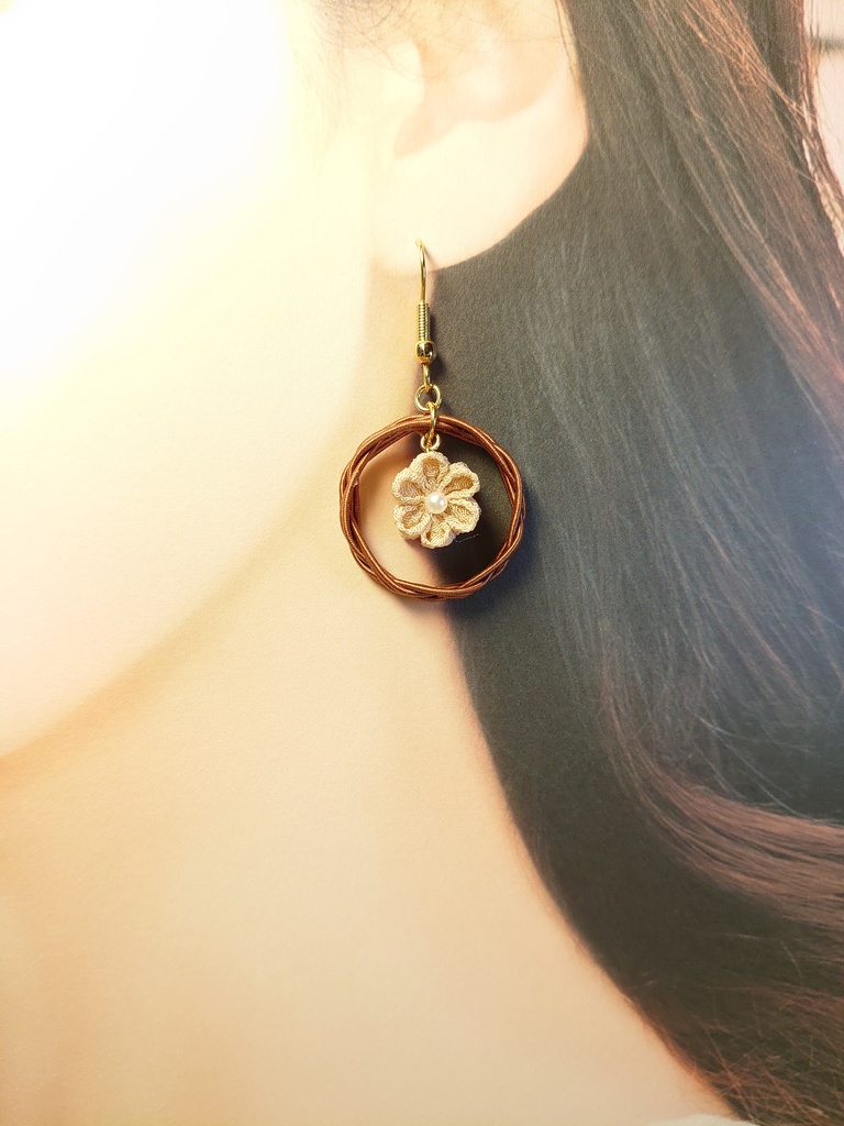 水引のフープとつまみ細工の耳飾り(茶)