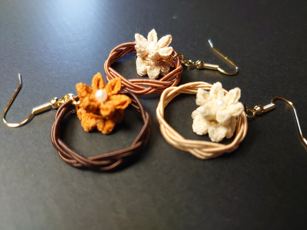 水引のフープとつまみ細工の耳飾り(茶)