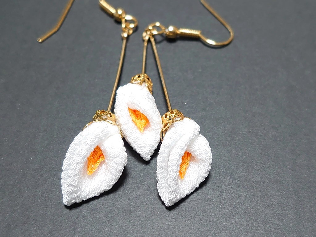 つまみ細工のカラーの耳飾り