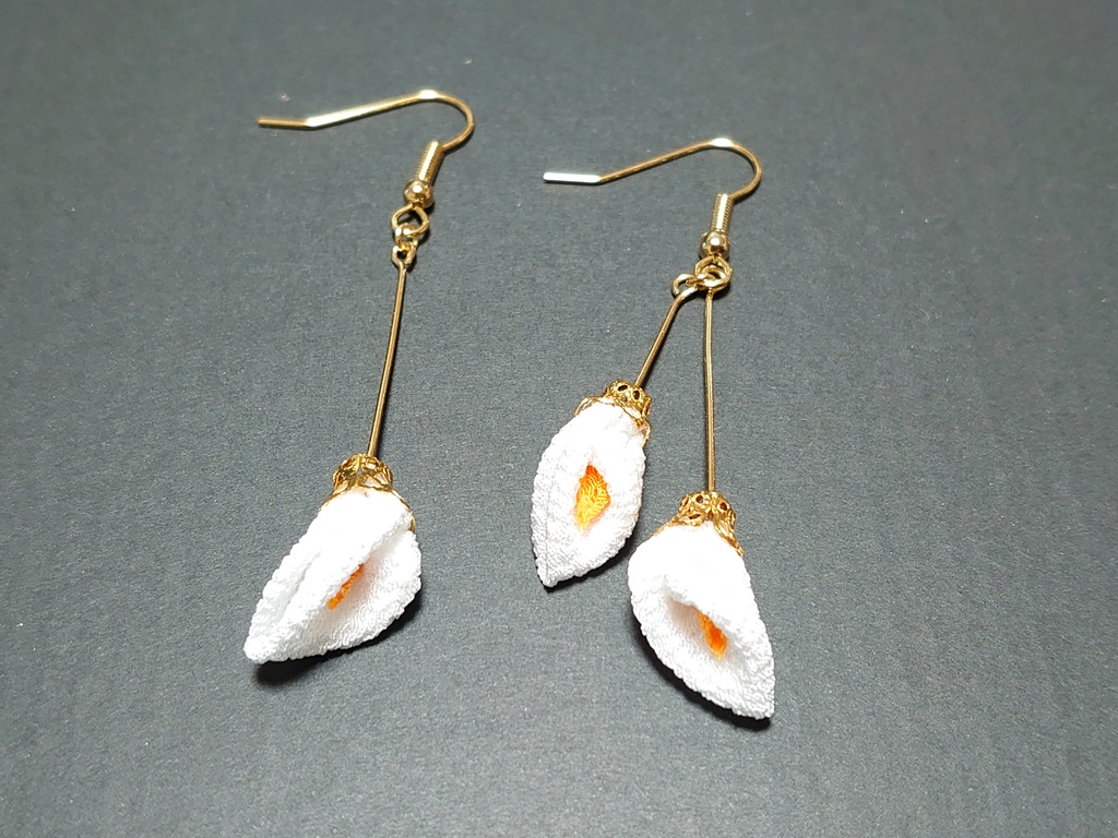 つまみ細工のカラーの耳飾り