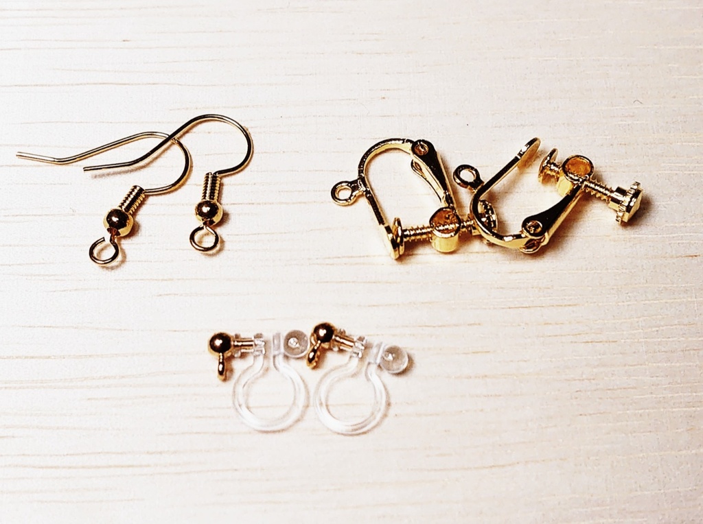 つまみ細工のカラーの耳飾り