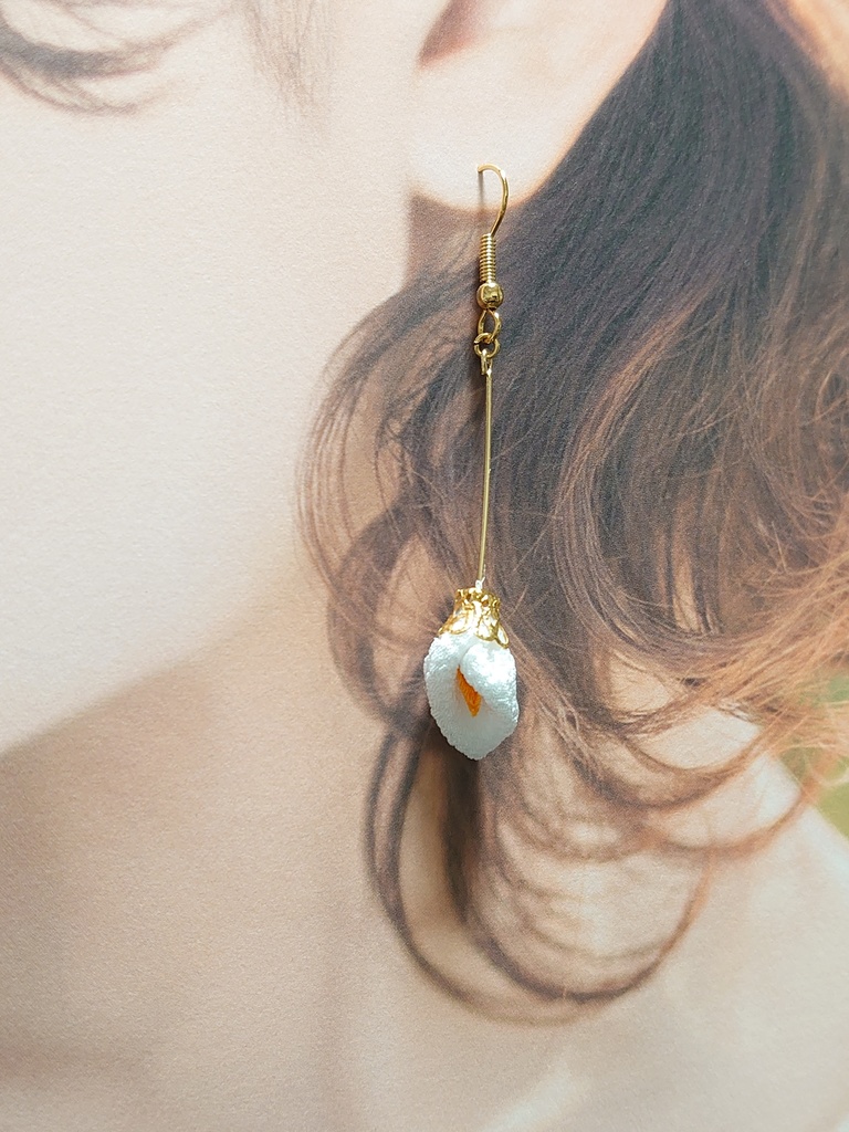 つまみ細工のカラーの耳飾り