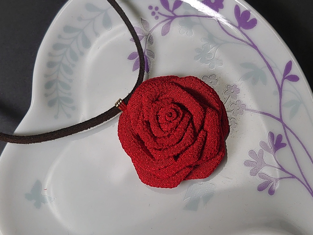 つまみ細工の深紅の薔薇のチョーカー