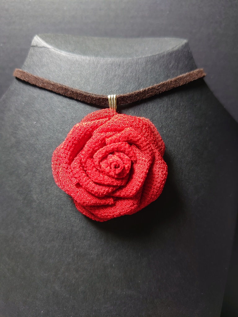 つまみ細工の深紅の薔薇のチョーカー
