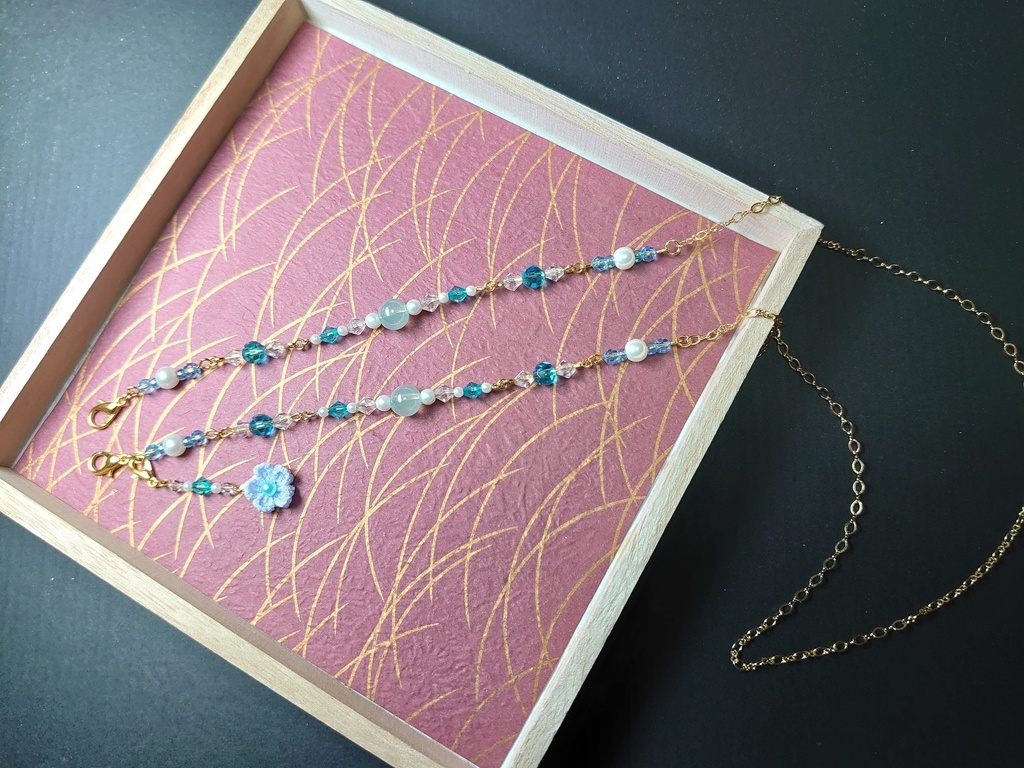 つまみ細工のチャーム付きマスクチェーン