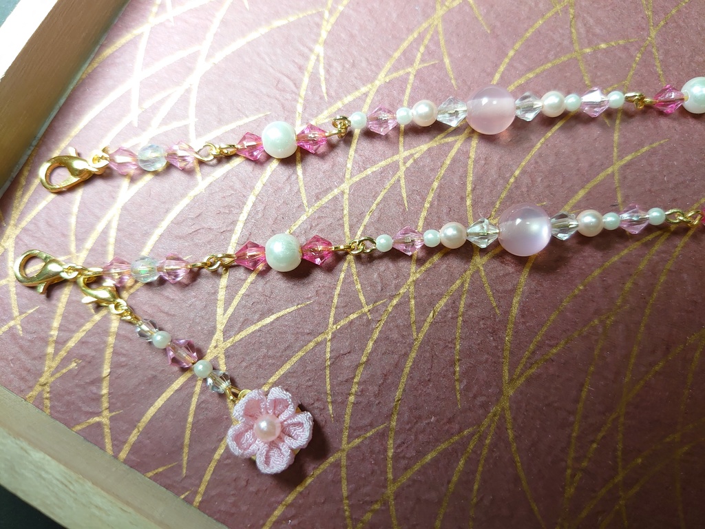 つまみ細工のチャーム付きマスクチェーン