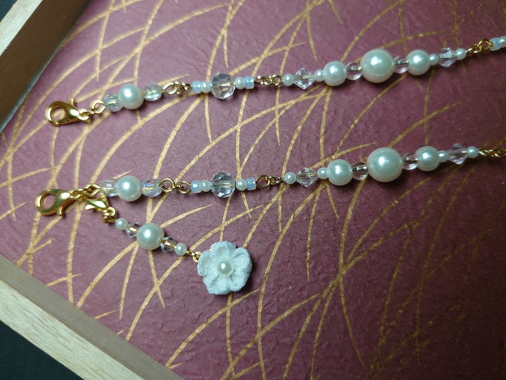 つまみ細工のチャーム付きマスクチェーン