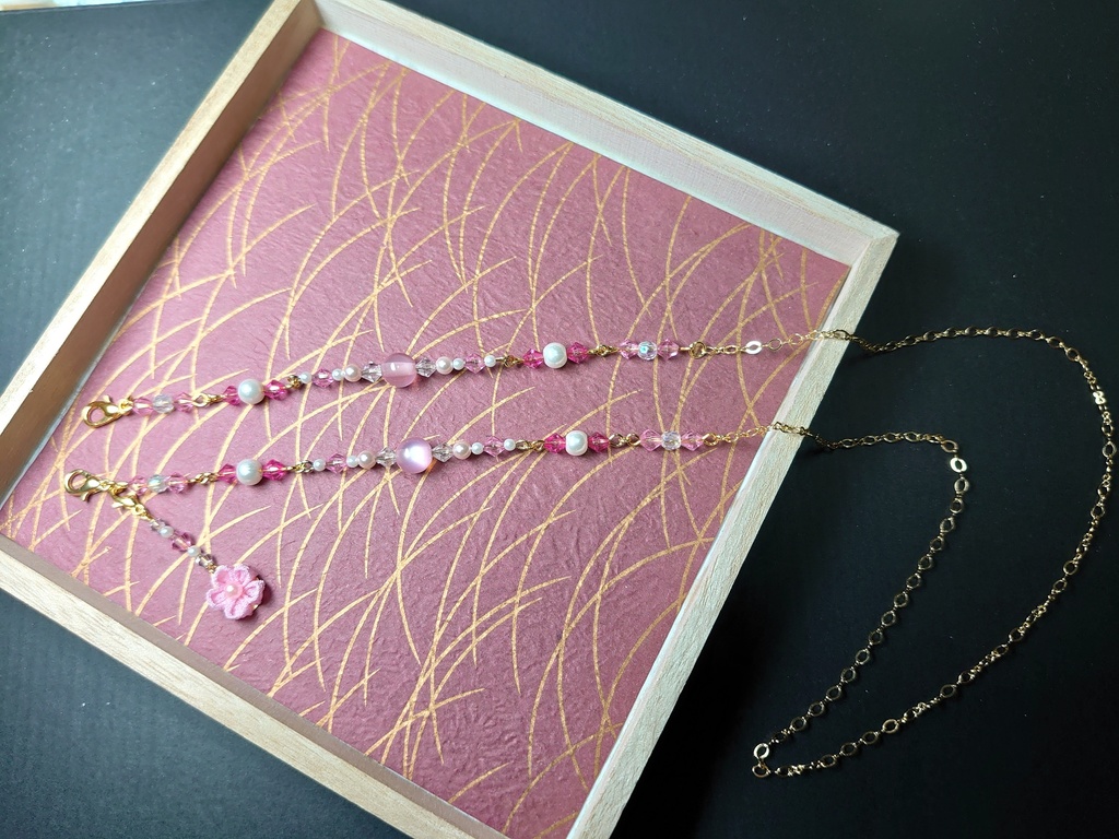 つまみ細工のチャーム付きマスクチェーン