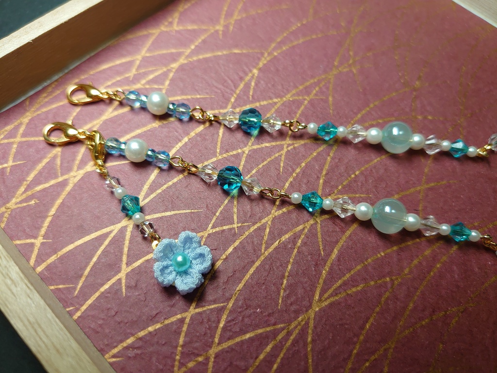 つまみ細工のチャーム付きマスクチェーン