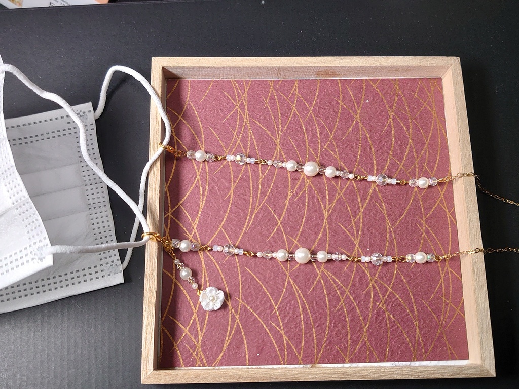 つまみ細工のチャーム付きマスクチェーン