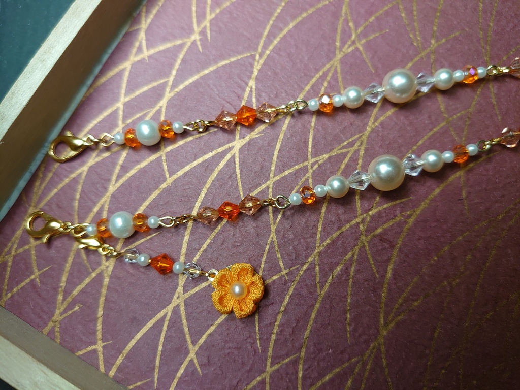 つまみ細工のチャーム付きマスクチェーン