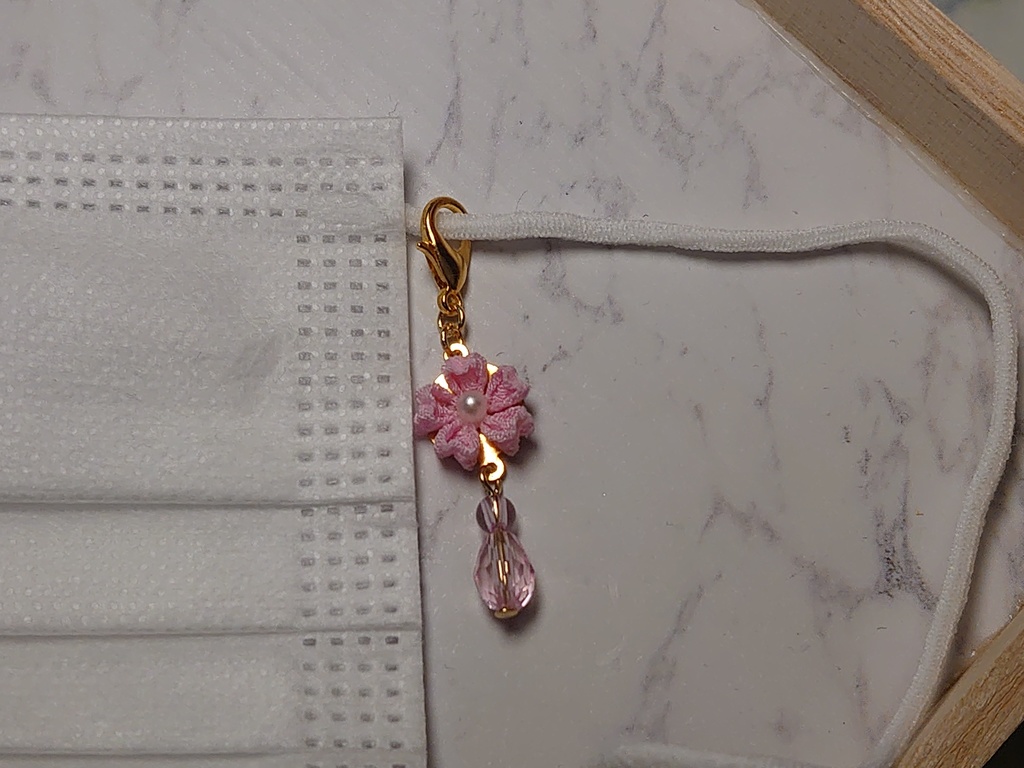 つまみ細工のマスクフック