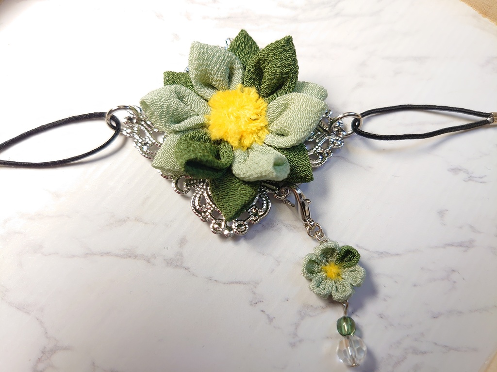 つまみ細工のマスクフック