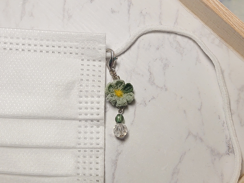 つまみ細工のマスクフック