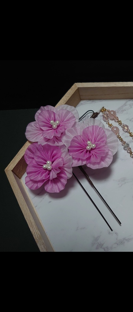 つまみ細工 ピンクグラデーションのお花の髪飾り