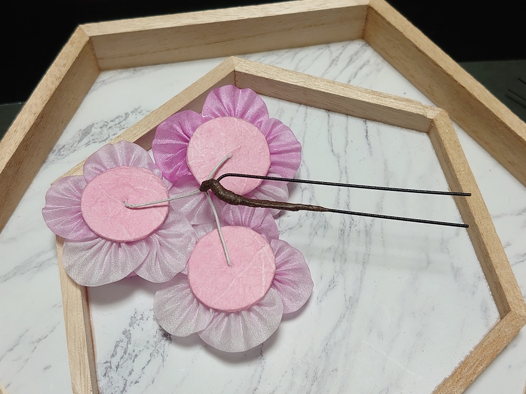 つまみ細工 ピンクグラデーションのお花の髪飾り