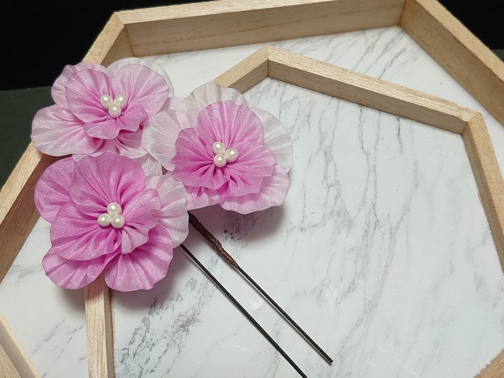 つまみ細工 ピンクグラデーションのお花の髪飾り