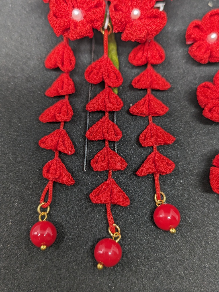 小さな赤い髪飾り