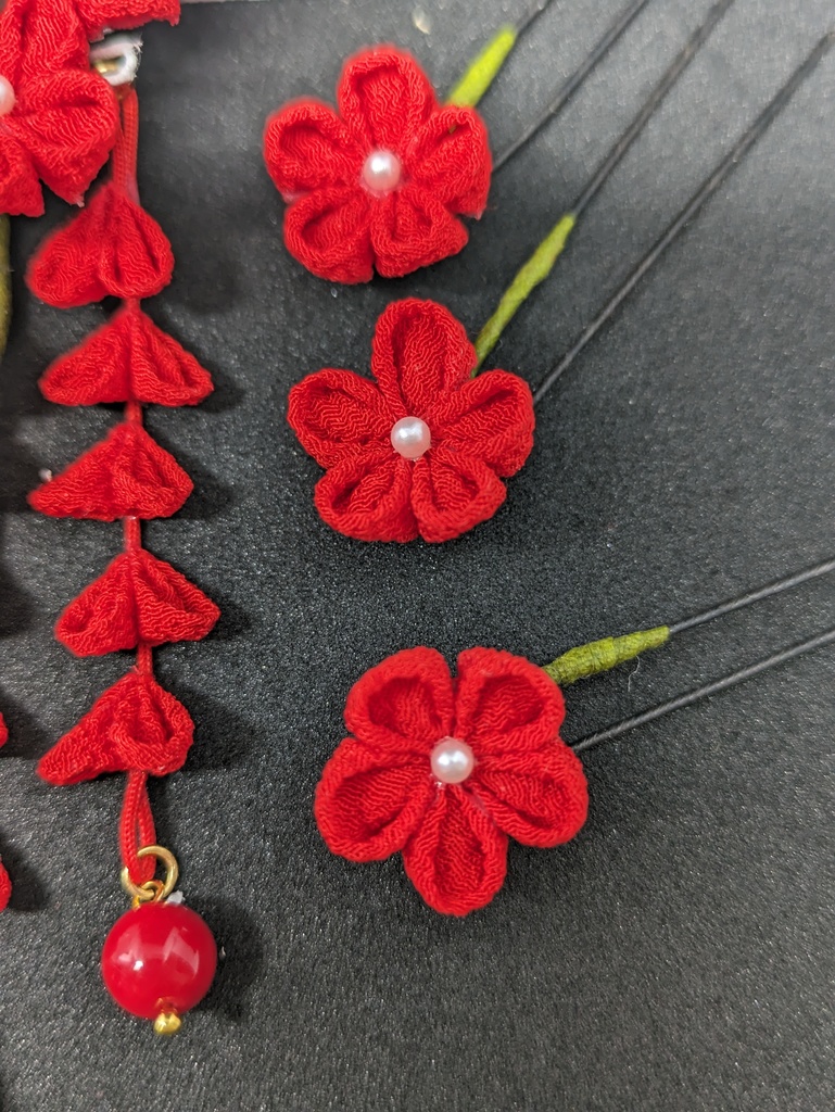 小さな赤い髪飾り